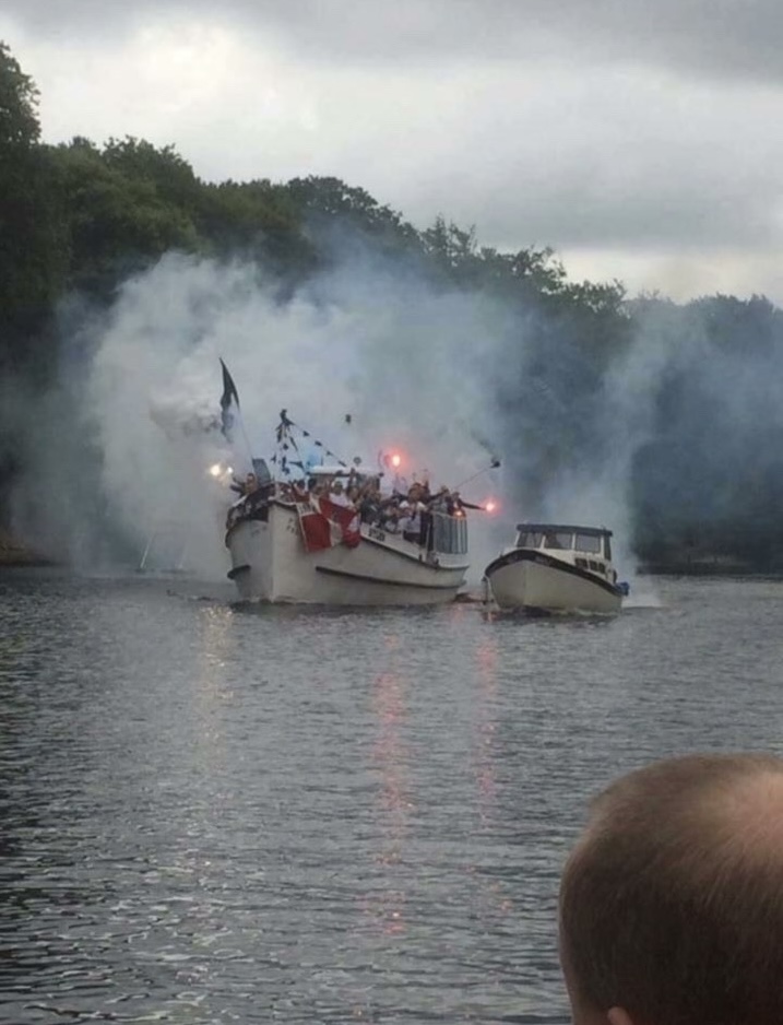 Båden Mågen i røg og romerlys på Silkeborg Søerne