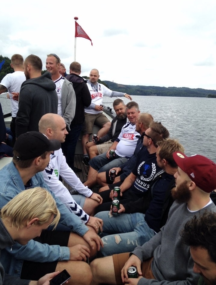 AGF-fans på dækket af båden på vej mod Silkeborg